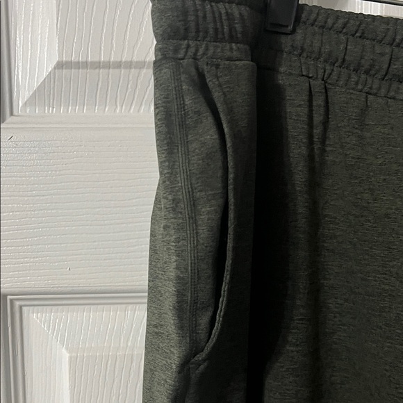 Vuori Olive Sunday Performance Jogger - Picture 5 of 8